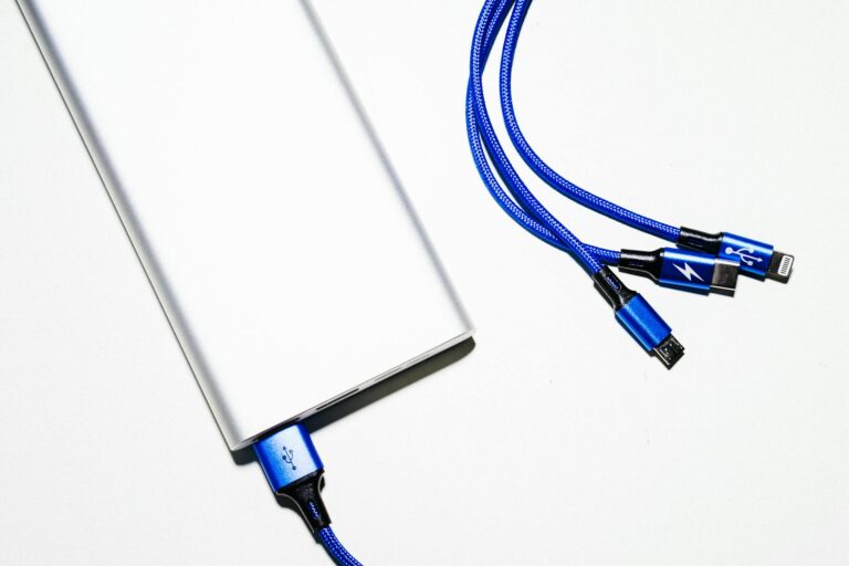 Top 8 Multi-Device Power Banks: Expert Comparison of USB-C and Lightning Models
