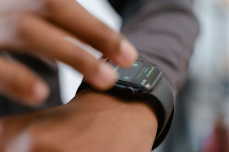 Smartwatches vs fitness trackers 2026 (comparison) - charginggearlab